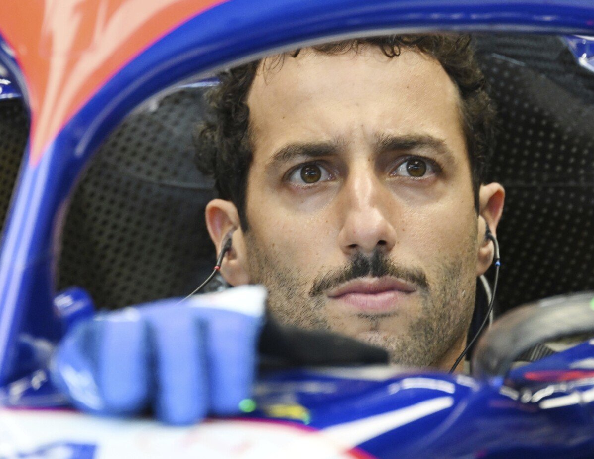 Daniel Ricciardo ตอบรับท้าทายจาก Jacques Villeneuve ที่ รถแข่งกรีดแคบ Grand Prix